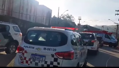 ACIDENTE ENVOLVENDO VEÍCULO E MOTO DA PM DEIXA POLICIAL FERIDO NA TIRADENTES