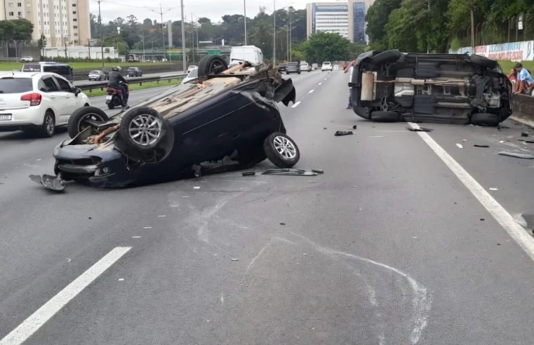 CAPOTAMENTO NA ANCHIETA: ACIDENTE NO KM 11 ENVOLVE DOIS VEÍCULOS