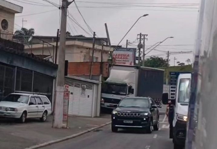 CAMINHÃO PERDE FREIO E DERRUBA POSTE NA ESTRADA SAMUEL AIZENBERG