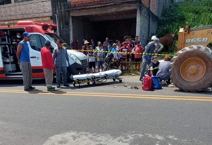 NO BATISTINI, MOTOCICLISTA BATE EM GUINCHO, NO CARRO QUE O GUINCHO TRANSPORTAVA E EM TRATOR