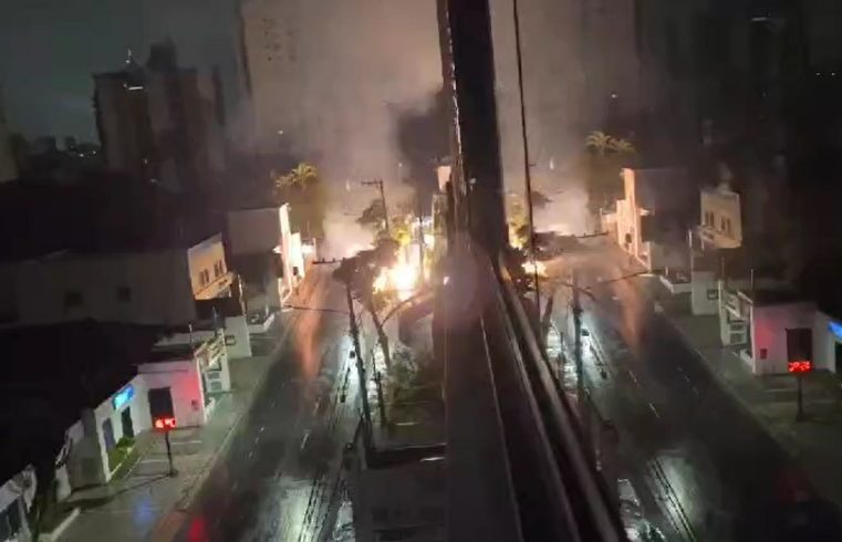 TRANSFORMADOR PEGA FOGO NA MADRUGADA E REGIÃO CENTRAL DE SÃO BERNARDO FICA SEM LUZ