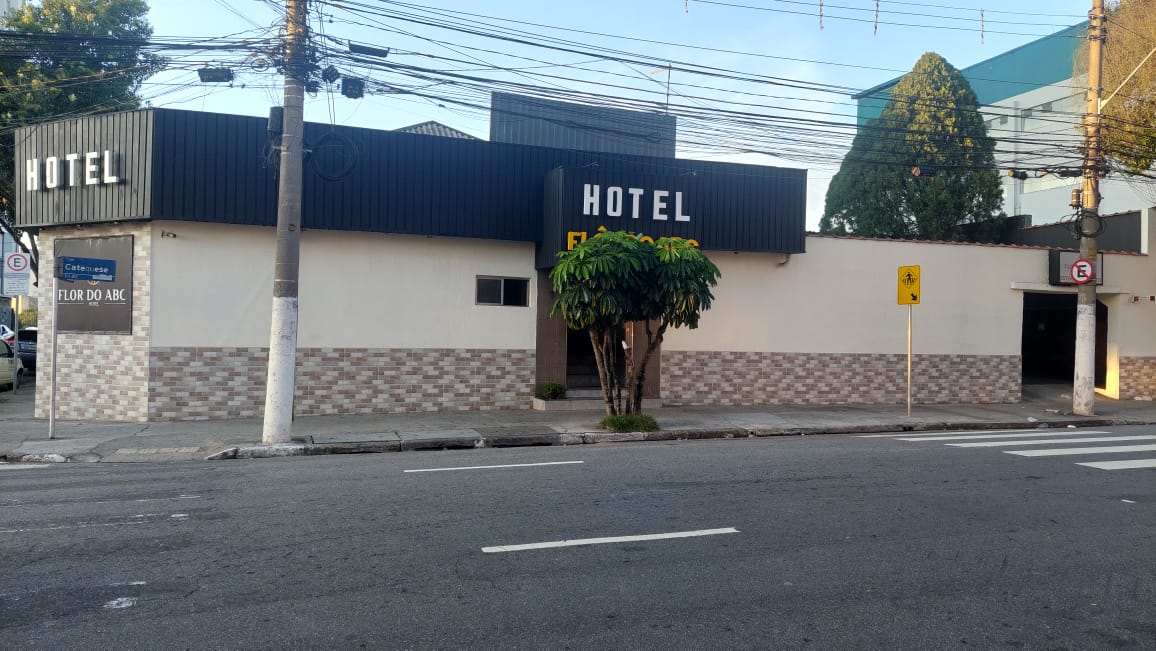 COMANDO E GESTÃO MANTÊM HOTEL FLOR DO ABC HÁ MAIS DE 50 ANOS