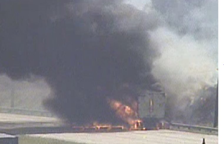 CAMINHÃO PEGA FOGO E INTERROMPE TRÂNSITO NO RODOANEL SUL