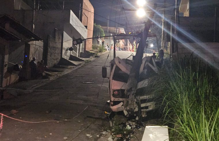 GUINCHO PERDE CONTROLE, DESCE LADEIRA E ATINGE POSTE NO BAIRRO TABOÃO