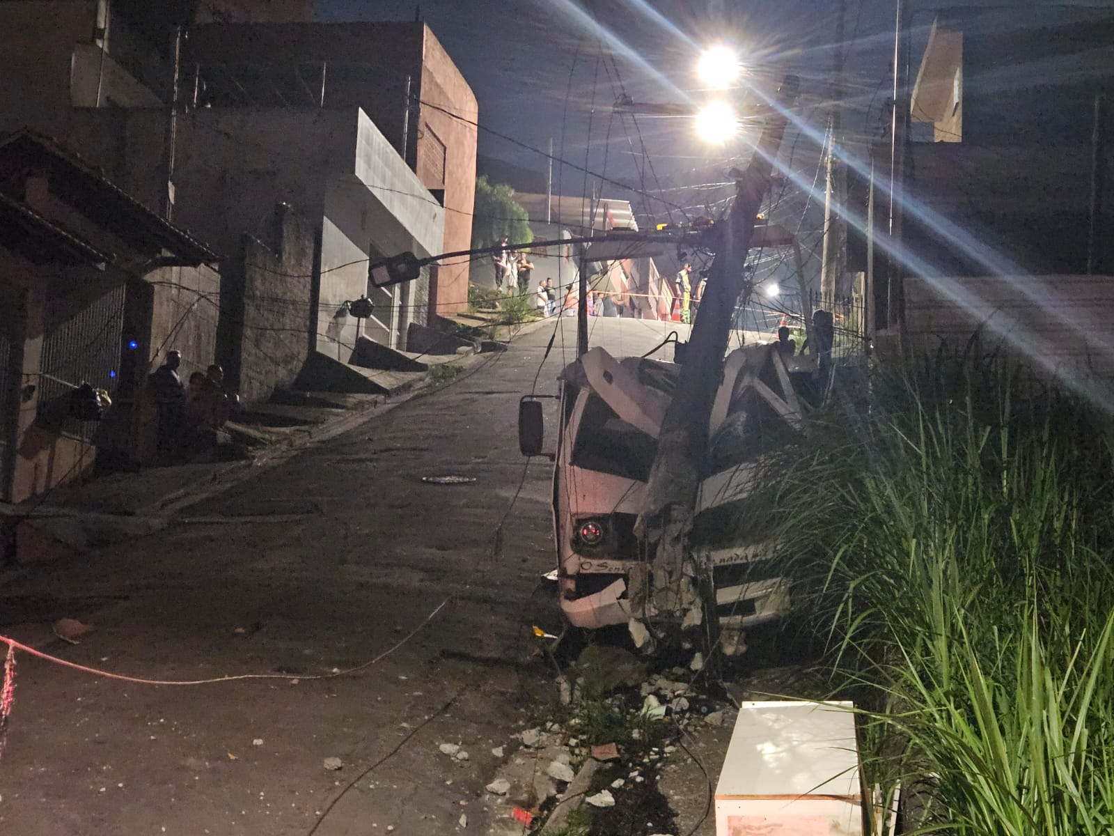 GUINCHO PERDE CONTROLE, DESCE LADEIRA E ATINGE POSTE NO BAIRRO TABOÃO