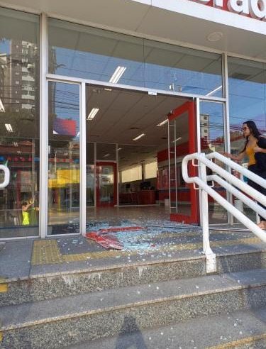 AGÊNCIA DO BRADESCO NA SERVIDEI DEMARCHI AMANHECE COM PORTAS DE VIDRO QUEBRADAS