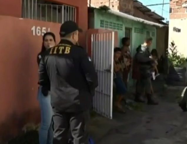 MULHER É PRESA POR TIRAR A VIDA DA PRÓPRIA FILHA DE 10 MESES E ESCONDER EM FREEZER