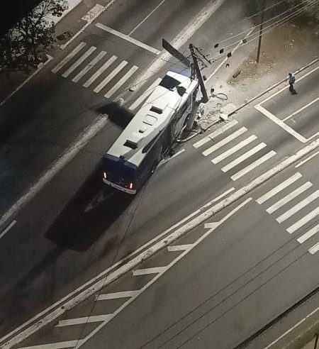 ÔNIBUS COLIDE COM POSTE NA MADRUGADA E INTERDITA AVENIDA JOSÉ FORNARI EM SÃO BERNARDO