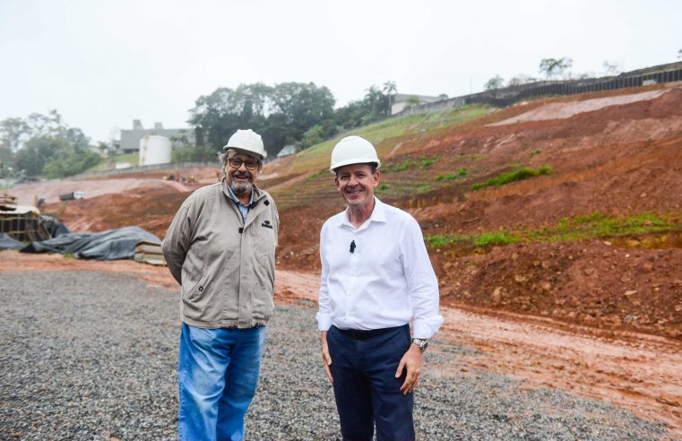 PREFEITO ORLANDO MORANDO VISTORIA AVANÇO DAS OBRAS DE MORADIA NO MONTE SIÃO E SILVINA AUDI