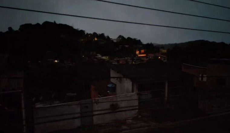 MORADORES DO RIACHO RECLAMAM DE FALTA DE ENERGIA NESTA TERÇA-FEIRA