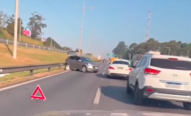 ACIDENTE NO KM 17 DA RODOVIA ANCHIETA SENTIDO LITORAL ENVOLVENDO CARRO E CAMINHÃO