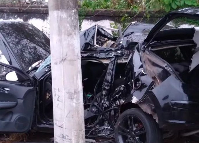 MOTORISTA COM CNH VENCIDA BATE EM POSTE EM ACIDENTE COM 4 VÍTIMAS EM SANTO ANDRÉ