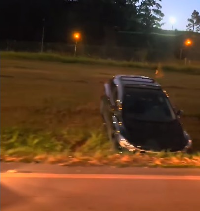 CARRO VAI PARAR NO GRAMADO APÓS COLISÃO COM CARRETA NO RODOANEL E DEIXA UMA VÍTIMA