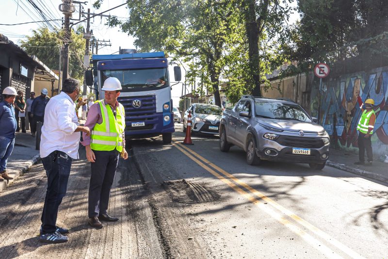 SÃO BERNARDO DÁ INÍCIO A RECAPEAMENTO NA ESTRADA DO RIO ACIMA, REGIÃO DO RIACHO GRANDE