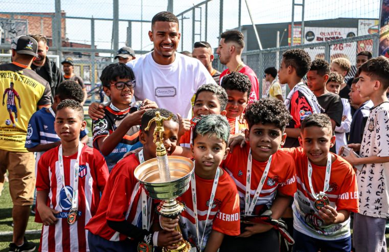 JOGADOR SAMUEL LINO, DO ATLÉTICO DE MADRID, PRESTIGIA CAMPEONATO DA GAROTADA DO JARDIM PETRONI