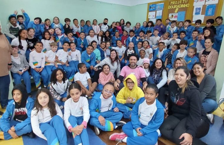 ALUNOS DE SÃO BERNARDO CELEBRAM CHEGADA DO PEIXINHO HERÓI