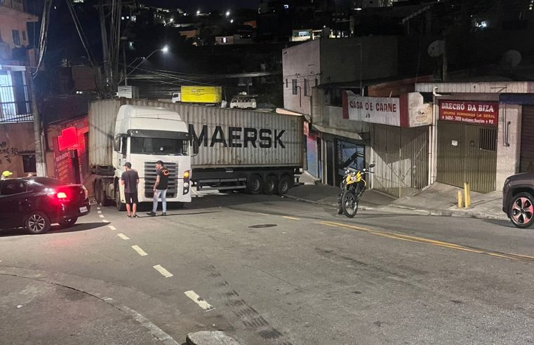 CARRETA VOLTA DE RÉ EM LADEIRA E BLOQUEIA RUA NO BAIRRO DOS CASA