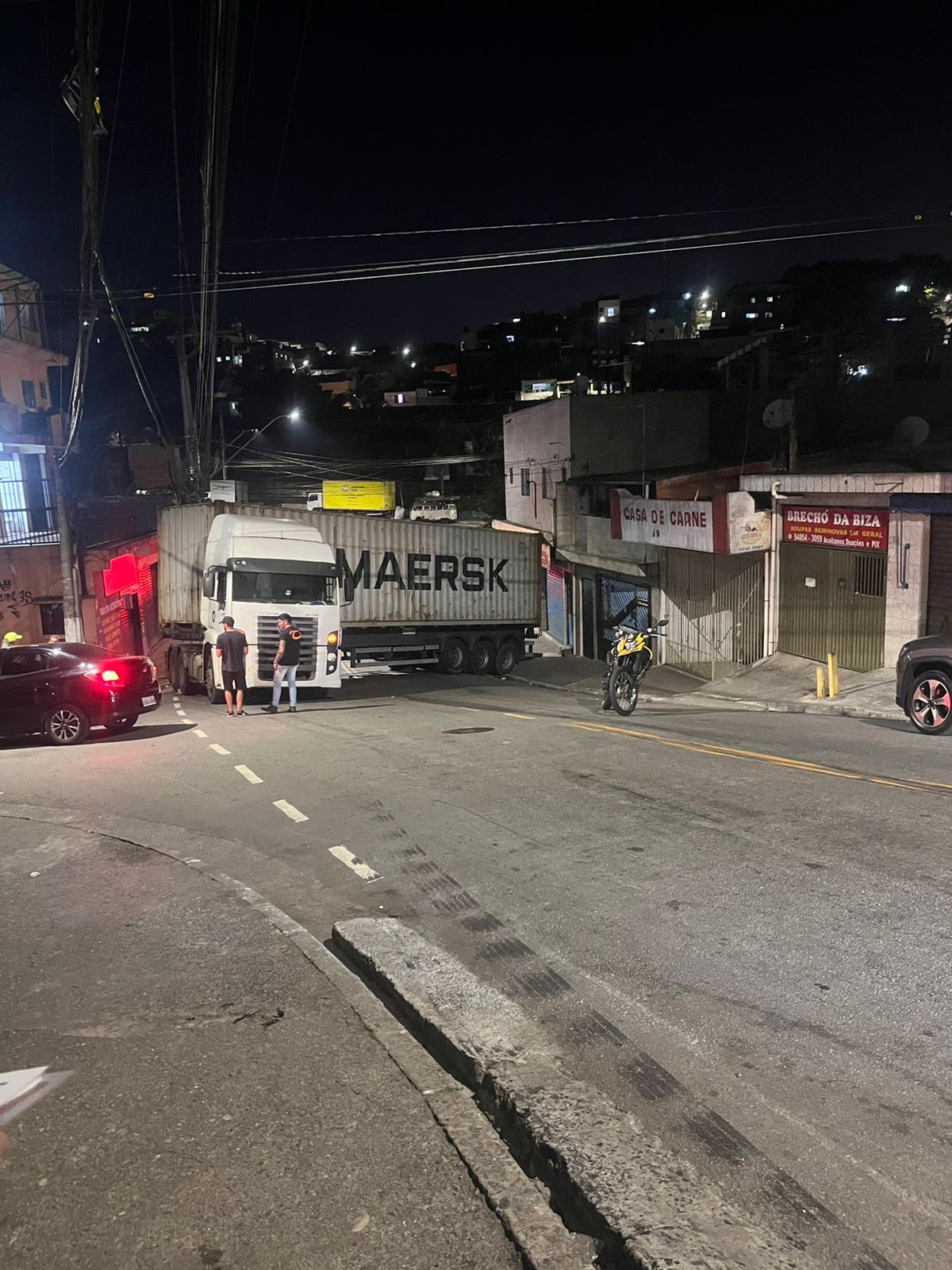 CARRETA VOLTA DE RÉ EM LADEIRA E BLOQUEIA RUA NO BAIRRO DOS CASA