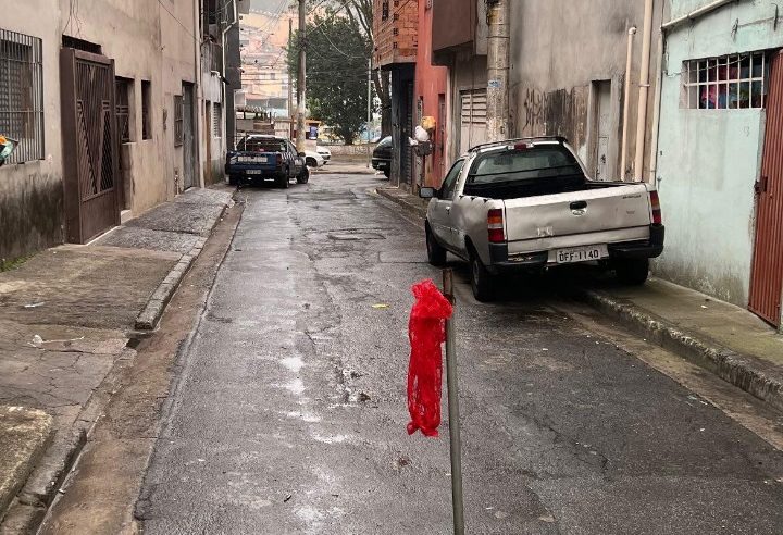 BURACO EM BUEIRO NO BAIRRO DOS CASA É ALVO DE RECLAMAÇÃO DE MORADORES HÁ UMA SEMANA; SABESP DIZ QUE VAI REALIZAR REPARO