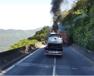 CARRETA PEGA FOGO NO KM 45 DA ANCHIETA