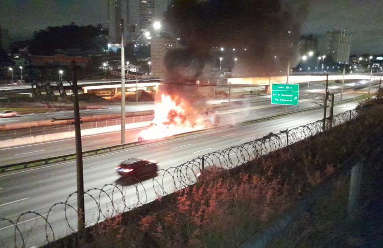 INCÊNDIO ENVOLVENDO CAMINHÃO DE COMBUSTÍVEL CAUSA INCÊNDIO NA ANCHIETA