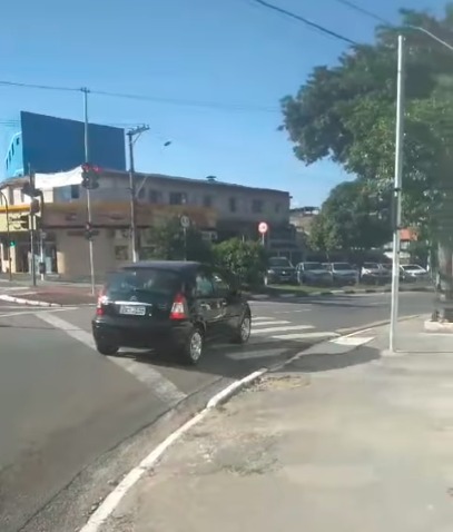 MOTORISTAS DESRESPEITAM SEMÁFORO EM CRUZAMENTO DE AVENIDAS EM DIADEMA