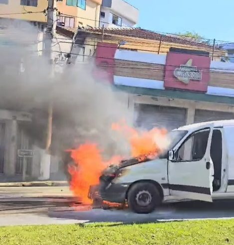 ALERTA DE TRÂNSITO: CARRO PEGA FOGO NA RUA TIRADENTES