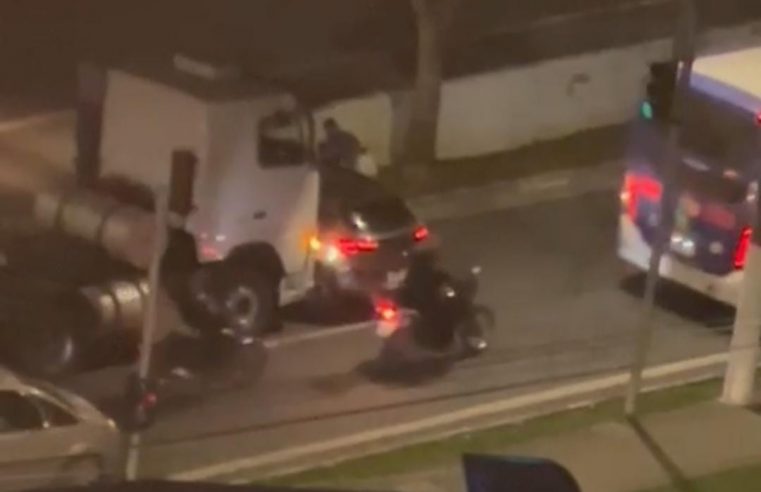 CAMINHÃO ARRASTA CARRO NA AVENIDA PERY RONCHETTI