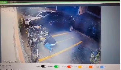 VÍDEO MOSTRA MOMENTO EM QUE MOTO É FURTADA EM SANTO ANDRÉ