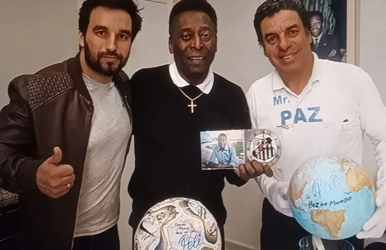 MORADOR DO BAIRRO ANCHIETA DOA TROFÉU ASSINADO POR PELÉ PARA ARRECADAR FUNDOS PARA O RIO GRANDE DO SUL