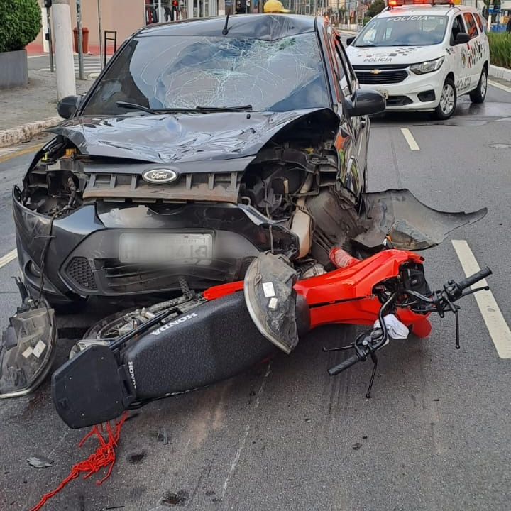 ACIDENTE ENTRE CARRO E MOTO NA AVENIDA KENNEDY DEIXA VÍTIMA FERIDA