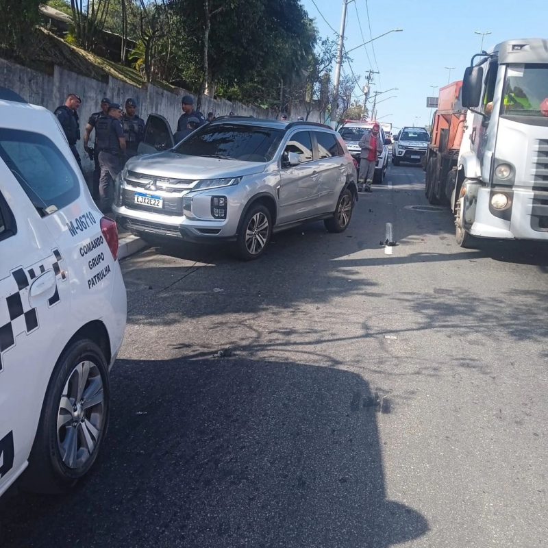 CRIMINOSOS TENTAM ATROPELAR POLICIAL APÓS ROUBO A RESIDÊNCIA NA RUA BELA VISTA; 3 SÃO PRESOS