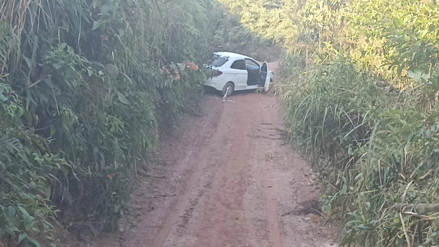 FAMÍLIA PERDIDA NA MATA E COM CARRO ATOLADO É RESGATADA EM PARANAPIACABA PELA PM AMBIENTAL