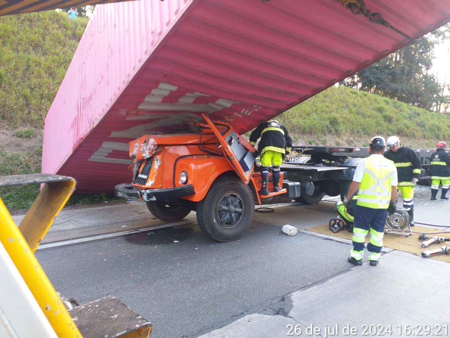 ACIDENTE NO RODOANEL ENVOLVE TRÊS CARRETAS E DEIXA VÍTIMA FATAL