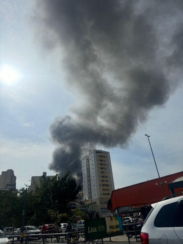 TRÊS PESSOAS FICAM FERIDAS EM INCÊNDIO; PM E GCM RESGATAM CÃES NO LOCAL