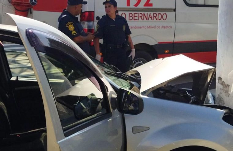 HOMEM SOFRE DESMAIO AO VOLANTE E COLIDE COM POSTE NO PAÇO MUNICIPAL