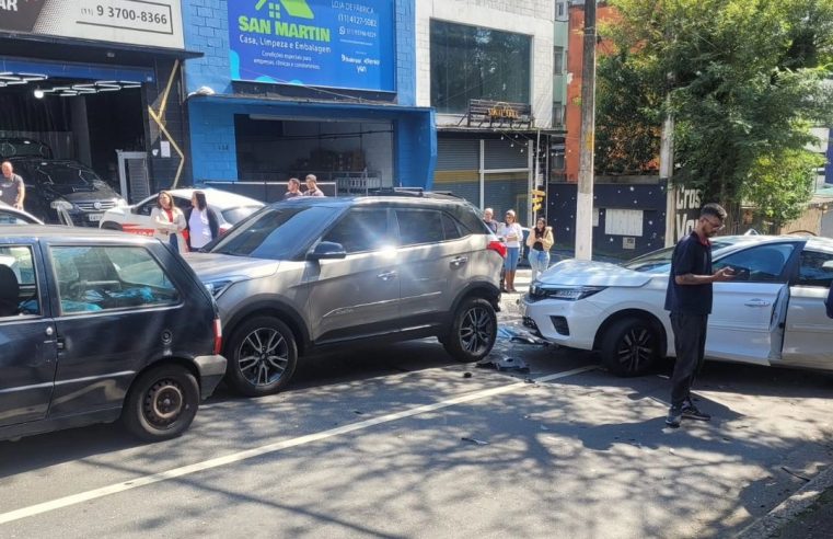 ACIDENTE ENVOLVE QUATRO VEÍCULOS NO CENTRO DE SÃO BERNARDO DO CAMPO