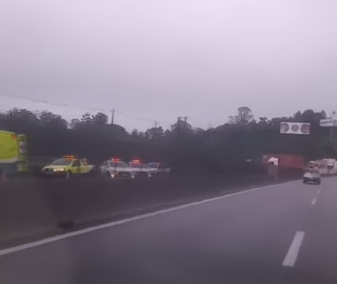 CARRETA PERDE CONTROLE E FAZ “L” NA ANCHIETA, BLOQUEANDO PISTA