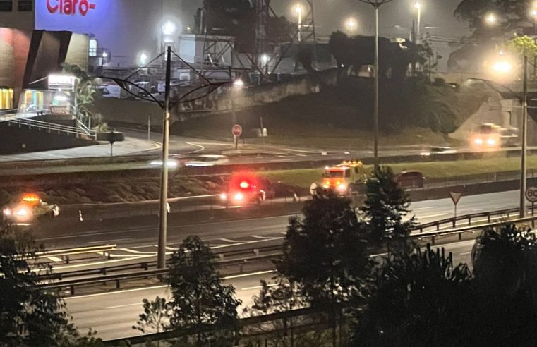 VEÍCULO PERDE CONTROLE E BATE NA PROTEÇÃO DE FERRO NO KM 18 DA ANCHIETA NA MADRUGADA DE SÁBADO