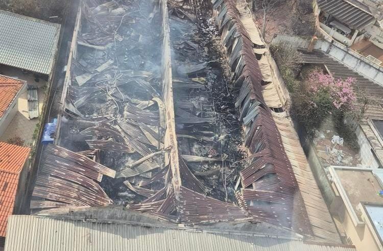 IMAGEM TRISTE: FÁBRICA DE ESTOFADOS FICA DESTRUÍDA APÓS INCÊNDIO NO CENTRO DE SÃO BERNARDO