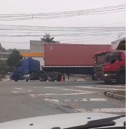 CAMINHÃO QUASE TOMBA NA ESTRADA GALVÃO BUENO