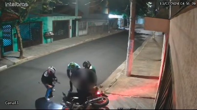 CRIMINOSOS CERCAM, AGRIDEM E ROUBAM GCM QUE SAÍA PARA TRABALHAR EM SANTO ANDRÉ