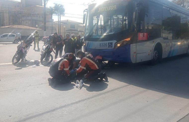 MOTOCICLISTA COLIDE COM TRÓLEBUS NA AVENIDA PIRAPORINHA