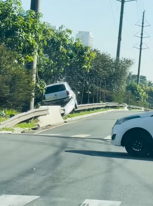 CARRO VAI PARAR EM CIMA DE GUARD-RAIL APÓS SER FECHADO NA AV. ROBERT KENNEDY