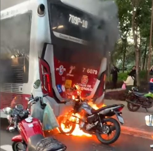 ÔNIBUS E MOTO PEGAM FOGO NA MARGINAL PINHEIROS