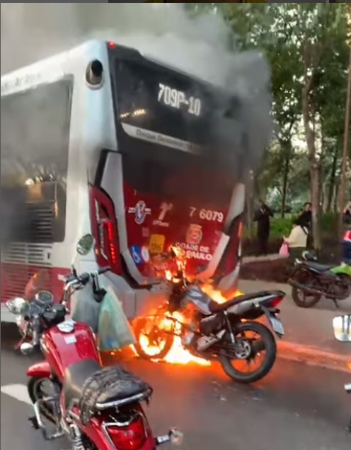 ÔNIBUS E MOTO PEGAM FOGO NA MARGINAL PINHEIROS