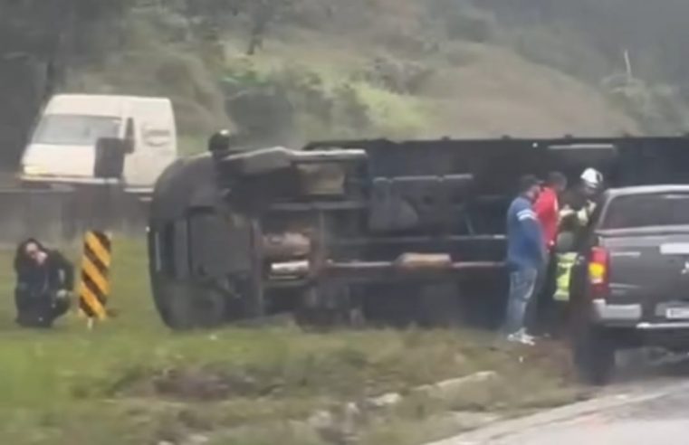 ACIDENTE COM CARRETA NA FERNÃO DIAS CAUSA INTERDIÇÃO