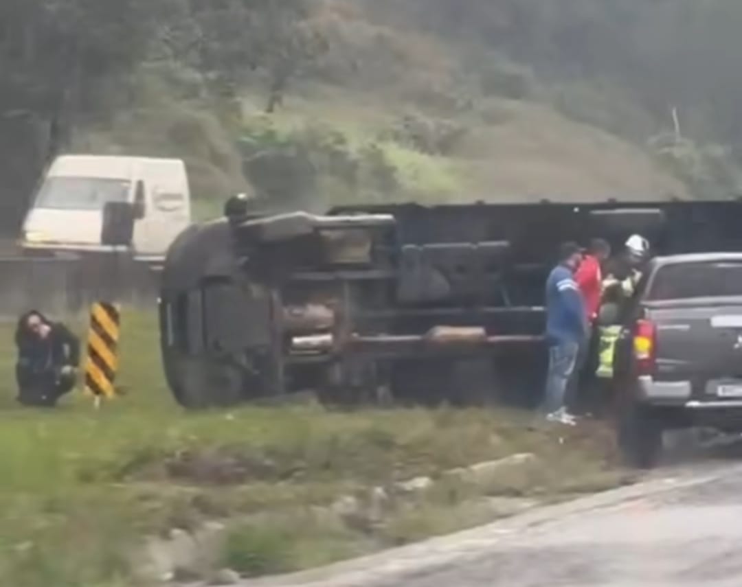 ACIDENTE COM CARRETA NA FERNÃO DIAS CAUSA INTERDIÇÃO