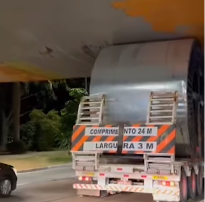 CARRETA FICA PRESA EM VIADUTO PRÓXIMO AO ATACADÃO