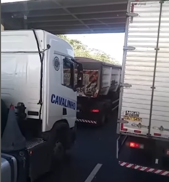 COLISÃO ENTRE DUAS CARRETAS NA ANCHIETA CAUSA CONGESTIONAMENTO